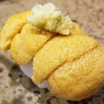 鮨匠 のむら - 握り⑩赤雲丹(佐賀県唐津産)(明礬無添加)
      握りは流石に5秒ホールドはしません。(笑)
      甘い！甘い！甘～い！(´ρ`)
      極上の旨さ。