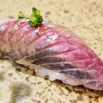 鮨匠 のむら - 握り⑪真鯵(鹿児島県開聞岳沖産)
      産卵期は春～夏、旬は秋～冬。
      脂のりは軽く、爽やかにとろけます。