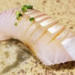 鮨匠 のむら - 握り⑫縞鯵(鹿児島県開聞岳沖産)
      産卵期は秋～冬、旬は夏～秋。
      脂はのって旨味もバッチリありますが、スッキリとした後味で軽やかです。