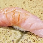 鮨匠 のむら - 握り⑮本鮪(鹿児島県開聞岳沖産・10kgのヨコワ)中トロ
      鹿児島は小型の本鮪の漁獲制限をオーバーし、本鮪を狙った漁は禁止に
      これはうっかり定置網に掛かった若い本鮪で爽やかな脂の旨みと甘みが楽しめました