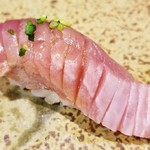 鮨匠 のむら - 握り⑯スマ(鹿児島県開聞岳沖)
      鹿児島での地方名は星鰹と言いますが、最大で1m小型の鮪です。鰹とは異なります。
      いわゆる中トロ部位でしっかり脂がのっておりヨコワよりも濃厚。