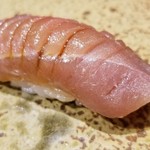 鮨匠 のむら - 握り⑰本鮪(産地聞き忘れ・70kg)
      赤身ですが中トロに近い部分を熟成させた後、少し（1時間ほど？）漬けにしたモノ。