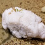 鮨匠 のむら - 握り⑱太刀魚 (鹿児島県開聞岳沖産)
      太刀魚は元々、脂の濃い魚でそれを楽しむ調理方法である焼き物で提供される事が多いですが、サッパリ系で自信を持って勝負されているのが、凄いです。