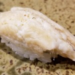 鮨匠 のむら - 握り⑲穴子 (長崎県対馬産)
      産卵期は初夏～初秋、旬は夏～秋。
      ふわふわ穴子が美味しい！
      蒸し立てを出して下さいます。
      味付けはオリジナル出汁醤油