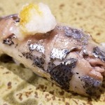 鮨匠 のむら - 握り⑳秋刀魚(産地聞き忘れ)
      炙って脂の旨みを引き出しつつ、さっぱりと仕上げてあります。
      秋刀魚のような癖のある魚を私にもその美味しさだけを味あわせて下さる技が特徴です。