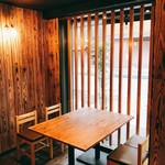 Sumibiyaki Tojima - 窓際の4名様テーブル。景色が見えるので開放的なお席です。4名様でもゆったり。人気席です。