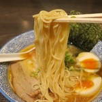 麺屋銀星 池袋 - 麺はストレート角麺。