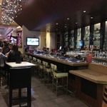 CENTER CUT STEAKHOUSE - ハッピーアワーが楽しめる店内入口のバーコーナー