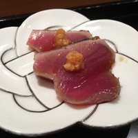 鮨みなと - 藁で炙った鰹と山わさびと刻んだ長ネギ