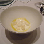 カンテサンス - 塩とオリーブ油が主役　山羊乳のバヴァロワ