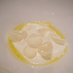 カンテサンス - 塩とオリーブ油が主役　山羊乳のバヴァロワ