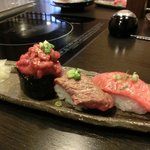 和牛厨　ふか尾 - 牛肉寿司三点盛り