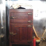 柳鮨 - 電気でない旧式冷蔵庫