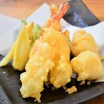 魚福 - 天ぷらの盛り合わせ。季節の食材をどうぞ！