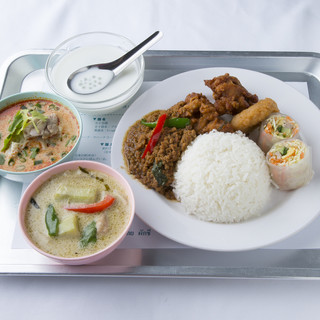 行列のできる本場タイ料理