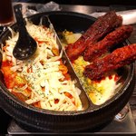 Korea Fusion Food ヘラン - チーズカルビとチーズタッカルビのハーフ&ハーフ 2980円