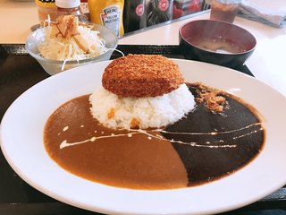 俺のカレー食堂 輪 - 近江牛コロッケカレー定食（850円 税込）辛さ ハーフ&ハーフ