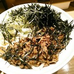 らー油肉つけうどんの南哲 - 別料金で増さなくても甘辛の牛バラ煮と刻み海苔、斜め切りのシャキシャキ葱、刻み揚げがしっかりと載っています。