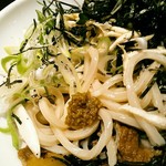 らー油肉つけうどんの南哲 - 「爆発」とネーミングされた激辛唐辛子を乗せてみる。