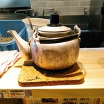 らー油肉つけうどんの南哲 - うどん湯＝うどんの茹で汁は蕎麦湯感覚で(僕は使わない)。