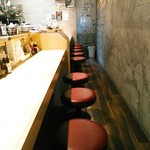 らー油肉つけうどんの南哲 - カウンター席のみ１０席のシンプルな店内。