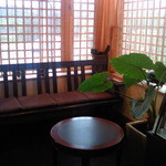 朴鶏の郷 ととや - 入口の待合席。