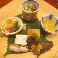 津の守坂 小柴 - 八寸（？、無花果、イカ塩辛、ムカゴ？、塩茹で落花生、国産！シャラン鴨ほか）