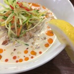 らあめん サンド - レモンが付いていて、絞ると風味が変わってさらに美味しい！