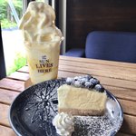 カフェ ザ サン リブズ ヒア - ✿ブルーベリーの生チーズクリームケーキ 550円(税込)
      ✿フローズンフロマージュフロフロマンゴー 650円(税込)