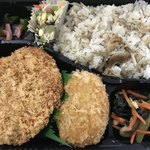 楽万コロッケ店 - メンチカツを選択。メンチもコロッケも美味しかった〜
            かしわ飯も素朴な感じで好き。
            リピートしたい弁当！