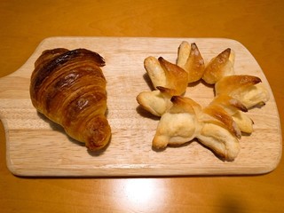 パンと焼き菓子 とよはら - クロワッサン150円、さかさまメロンパン180円