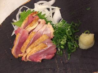Uoya Shigezou - 朝挽き鶏刺・噛めば噛むほど溢れる旨味をご堪能ください。