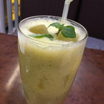 大衆食堂シックダール - ミントマンゴーラッシー