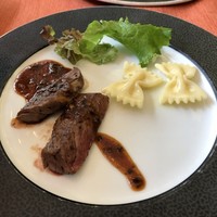 ビュッフェ＆カフェレストラン ナイト＆デイ - サーロインステーキのトリュフソース パンプキン風味のファルファーレ添え