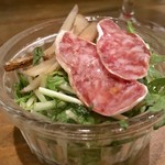 QWAN - お通しの白カビのサラミ