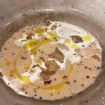 QWAN - 絶品 桃とゴルゴンゾーラの冷製スープ