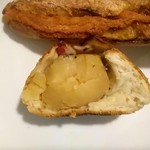 ブーランジェリー メチエ - 「ジャガイモ＆ベーコン」の断面　（上に見えるのは明太子フランス）