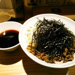 らー油肉つけうどんの南哲 - らー油肉つけうどん大盛(茹で上がり800g)は１０５０円(税込)　おうどんは氷水でキンキンに、辛くないらー油入りのつけ汁は常温。