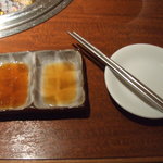 銀河DAI - たれの器とお箸。お箸が金属製なのが本格的。