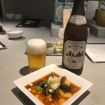 中野坂上 大竹餃子 - 中瓶ビール600円とピータン380円(共に税別)