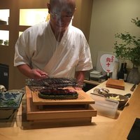 鮨十 - 大トロを備長炭で炙ります