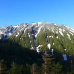 十勝岳温泉 湯元 凌雲閣 - 高度と緯度の関係で、午前4時から昼のような明るさ。新しい朝日が射し込み、峰々に彩りと生命が宿る