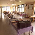 十勝岳温泉 湯元 凌雲閣 - 朝食会場。朝8時には、ほとんどの方が食べ終わります