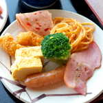 十勝岳温泉 湯元 凌雲閣 - 小海老フライ・ウインナー・ベーコン・パストラミ・玉子焼・ナポリタンと、洋食系も想像以上に充実！