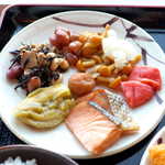 十勝岳温泉 湯元 凌雲閣 - 明太子・塩鮭・梅干しでごはんが進みます。なめこおろし・ひじき・金時豆といったさっぱり系と合わせて