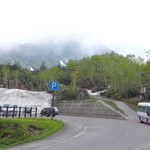 十勝岳温泉 湯元 凌雲閣 - すぐ近くに十勝岳への登山口と、路線バス停留所がある。6月でも、公共駐車場には雪が残る