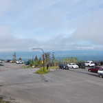 十勝岳温泉 湯元 凌雲閣 - 気温の上昇とともに、富良野盆地の雲海は「雲散霧消」します。駐車場の右端、陸自さんがお仕事にいらしてました