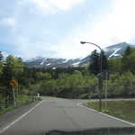 十勝岳温泉 湯元 凌雲閣 - 凌雲閣から十勝岳を下る。今日は晴天、北海道ドライブ日和！