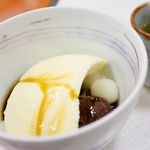 明治座 - クリームあんみつ、お茶と大きさを比較