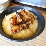 ろばたやき山ろく - TKGにホルモンのっけ